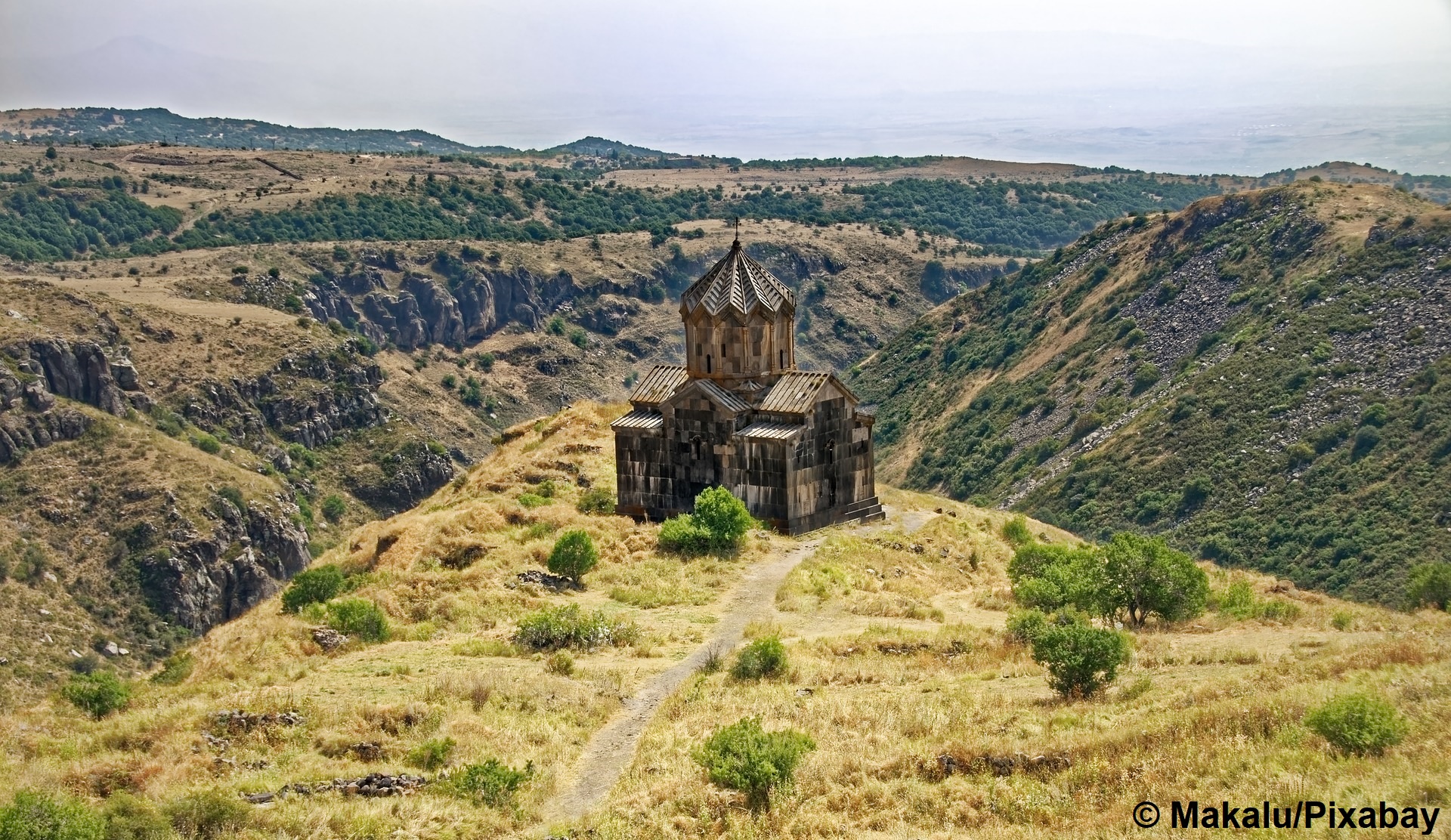 Армения вошла. Амберд Армения. Армения монастырь Амберд. Амберд Оганаванк. Замок Амберд зимой.